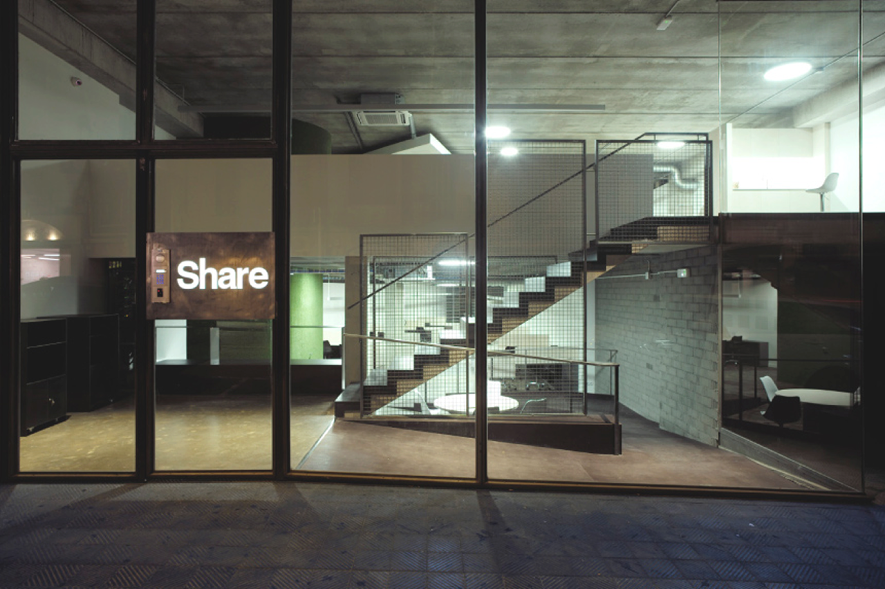 Fachada de Share iluminada de noche en el centro de Manresa