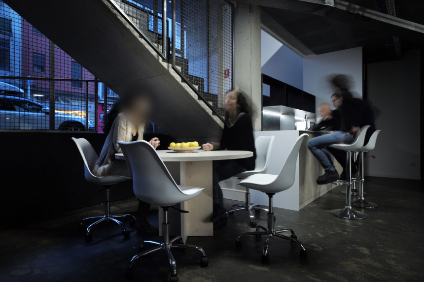 Comunidad de coworkers reunida en la mesa común de Share